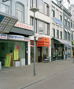 828264 Afbeelding van een moderne straatlantaarn aan de noordzijde van het Vredenburg te Utrecht.